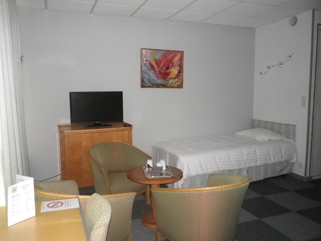 Hôtel Le Cleves Charleville-Mézières Kamer foto